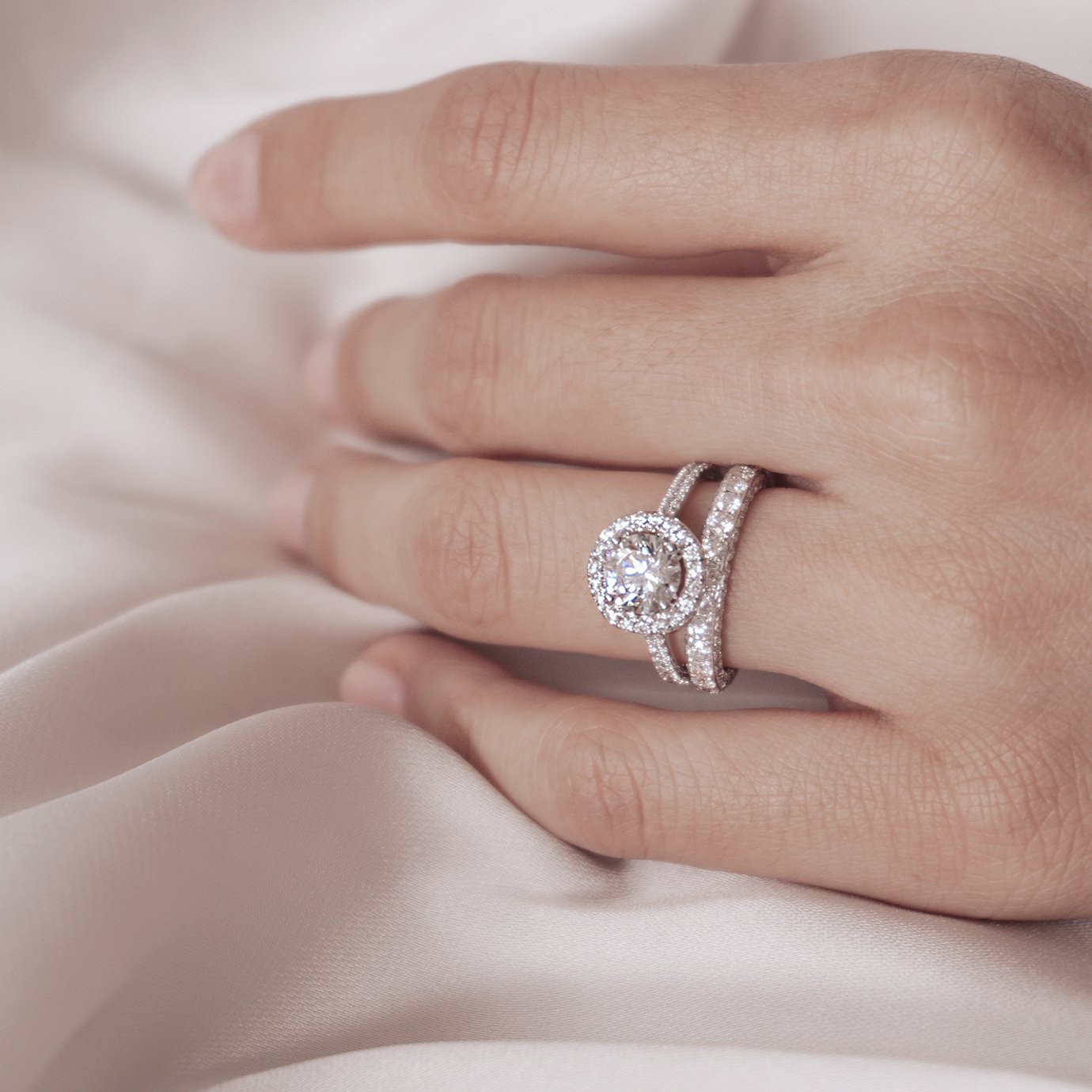 1.0 CT Round Shaped Moissanite Halo Engagement Ring