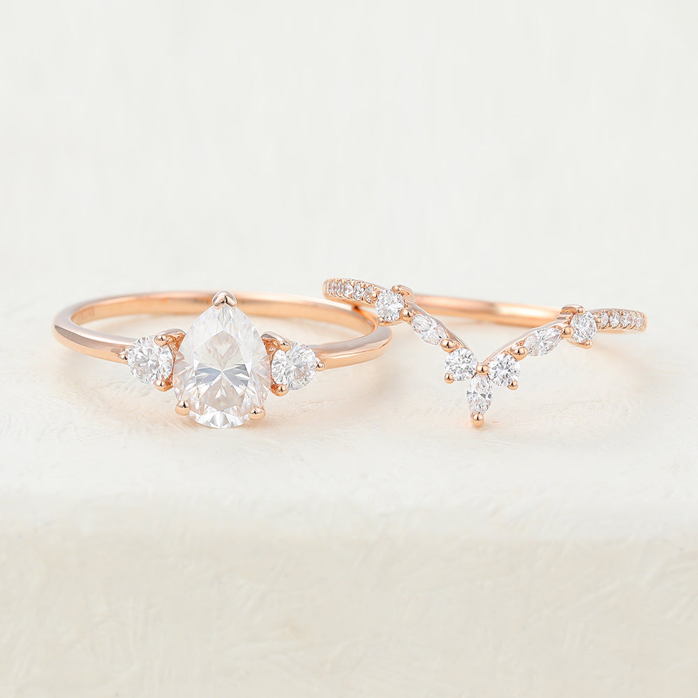 1.0 CT Pear Moissanite Three Stones Bridal Ring Set