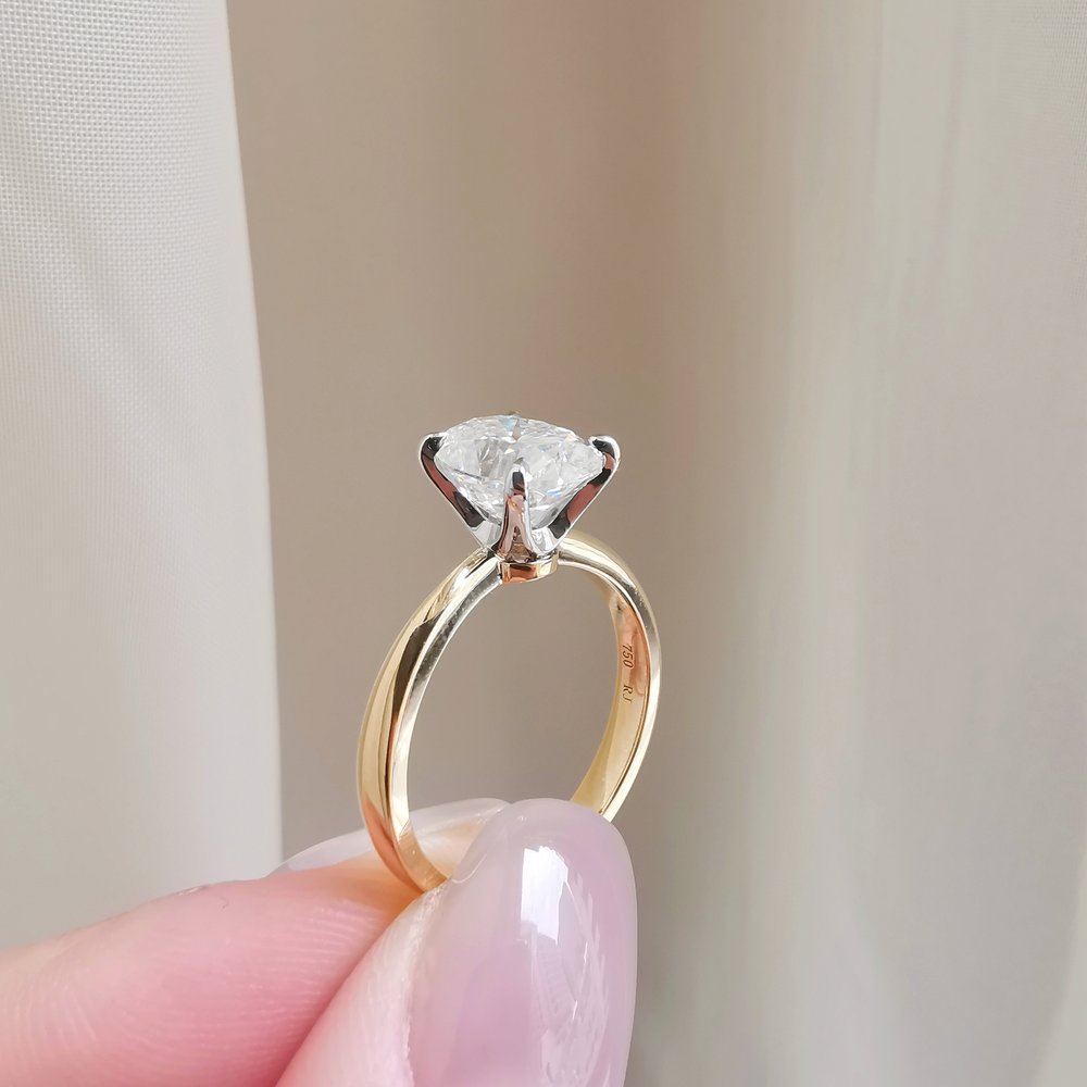 2.0 CT Oval Shaped Moissanite Solitaire Engagement Ring