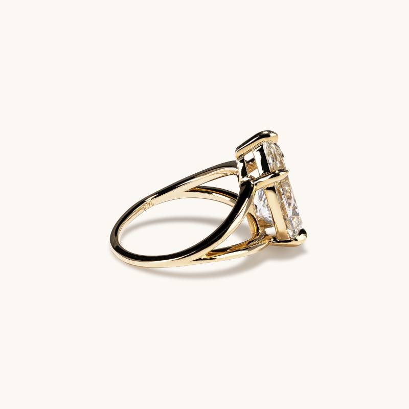 Stunning 3.91 CT Pear Moissanite Engagement Ring with Split Shank Design 2