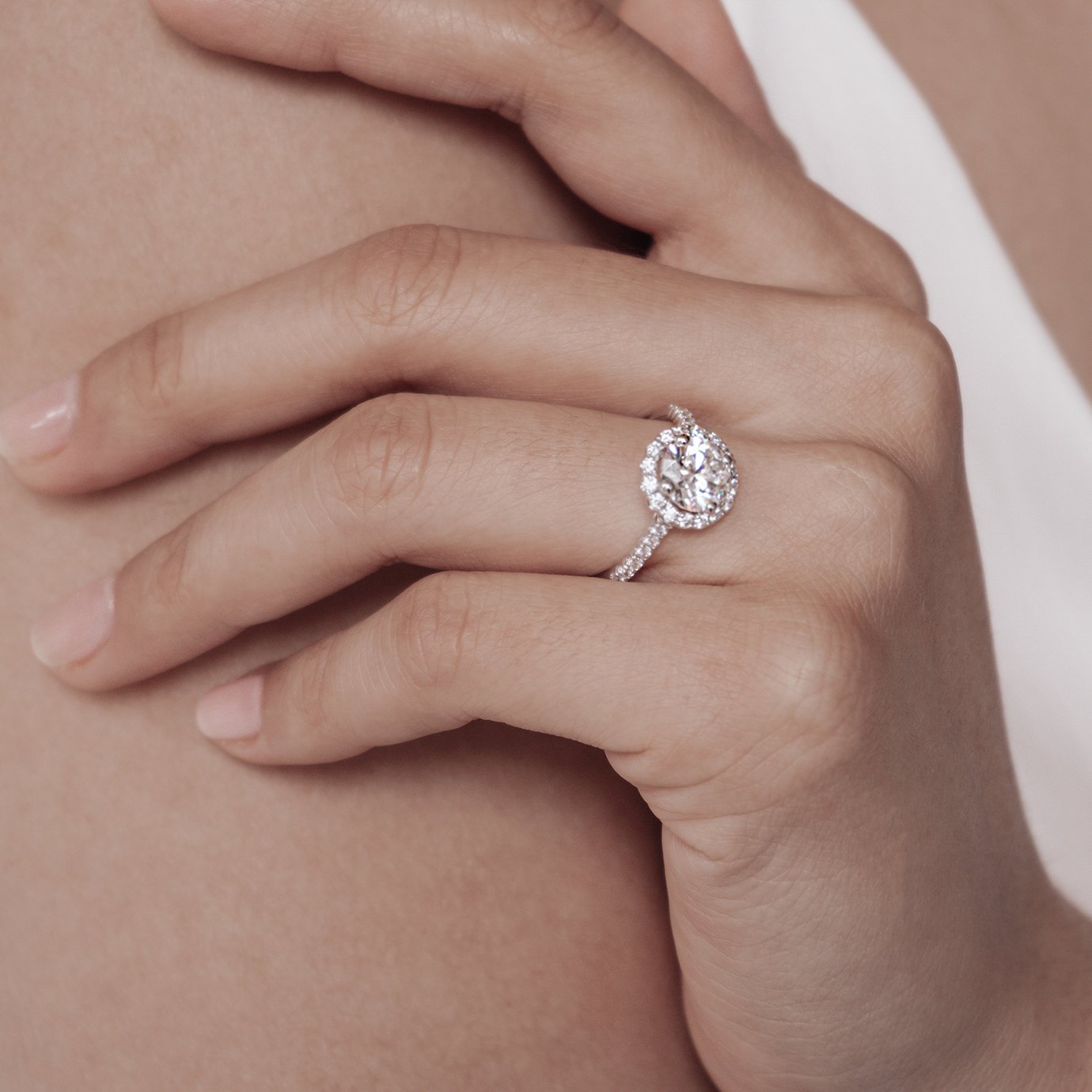 1.0 CT Round Shaped Moissanite Halo Engagement Ring