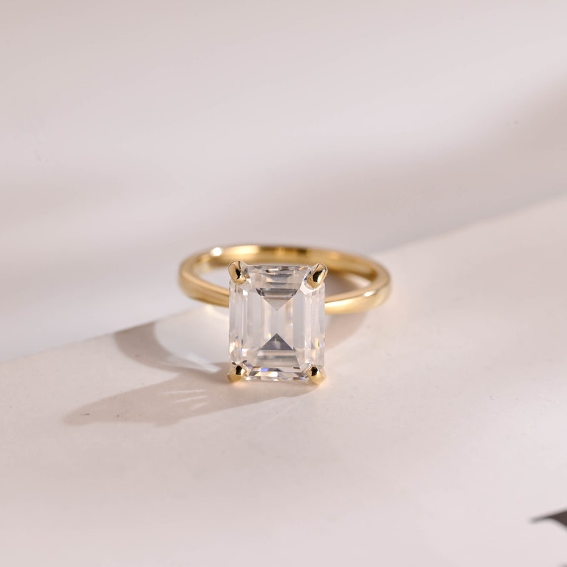 Stunning 1.0 - 2.0 CT Emerald Moissanite Engagement Ring with Solitaire Design 1