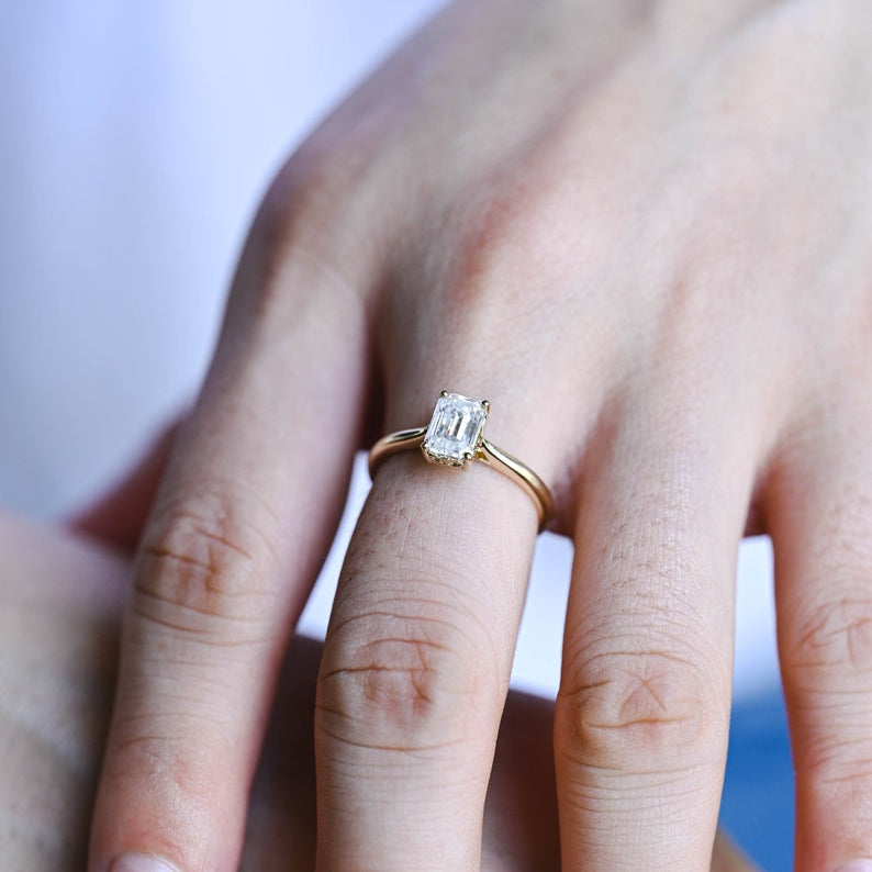 Stunning 1.0 - 2.0 CT Emerald Moissanite Engagement Ring with Solitaire Design 7