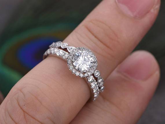 1.0 CT Round Cut Halo Moissanite Bridal Ring Set