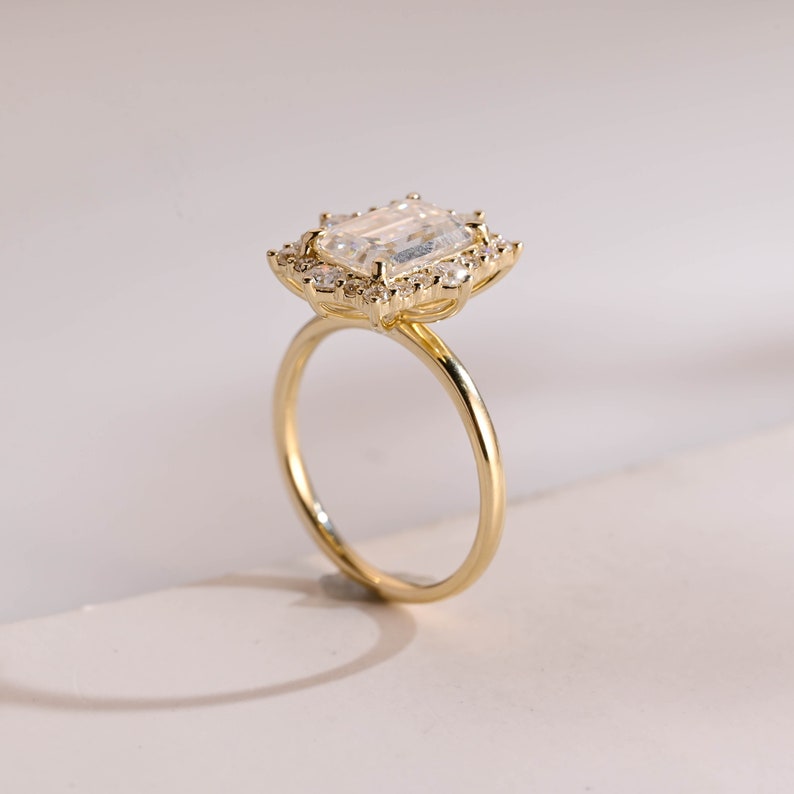 Stunning 1.0 - 2.0 CT Emerald Moissanite Engagement Ring With Halo Design 8