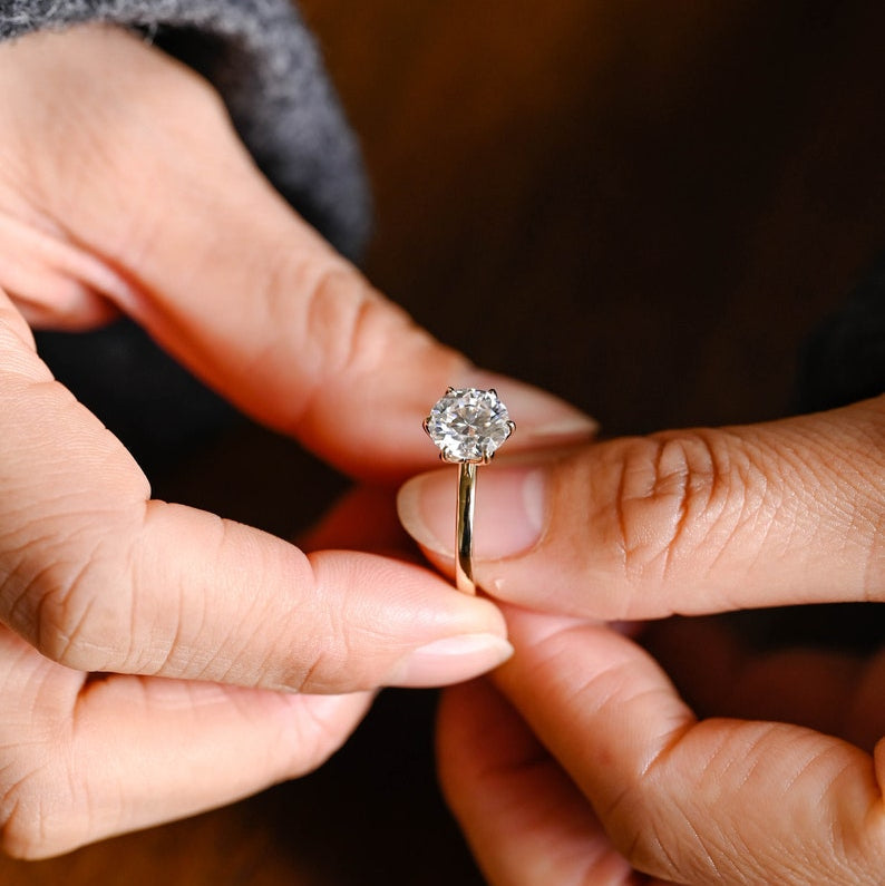 Stunning 0.5 - 1.5 CT Round Moissanite Engagement Ring With Solitaire Design 2