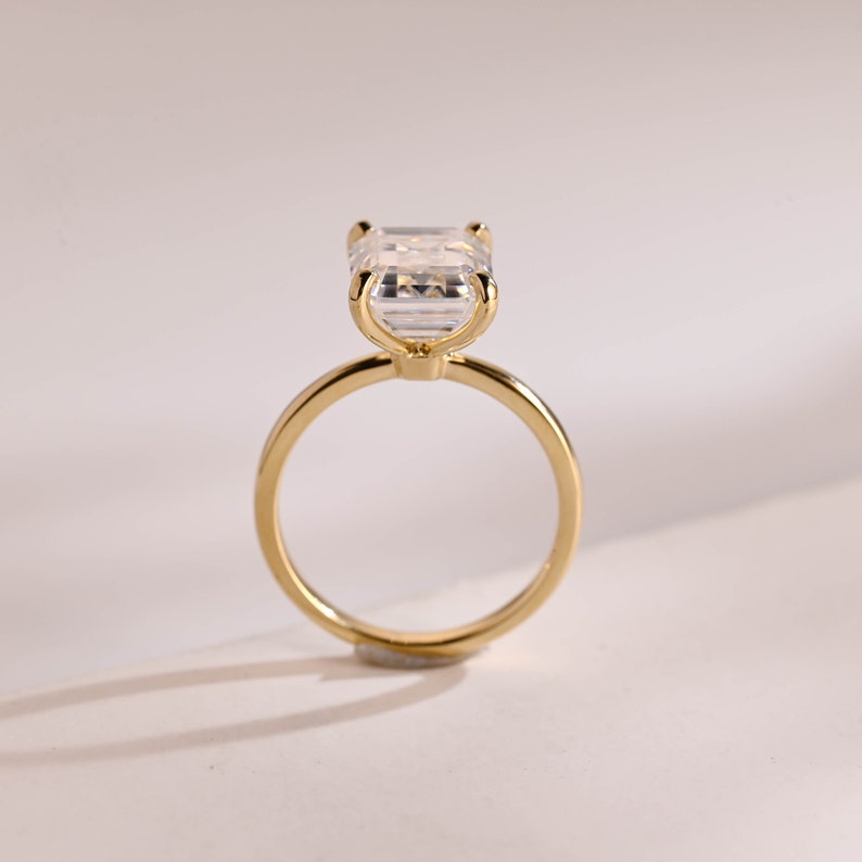 Stunning 1.0 - 2.0 CT Emerald Moissanite Engagement Ring with Solitaire Design 8