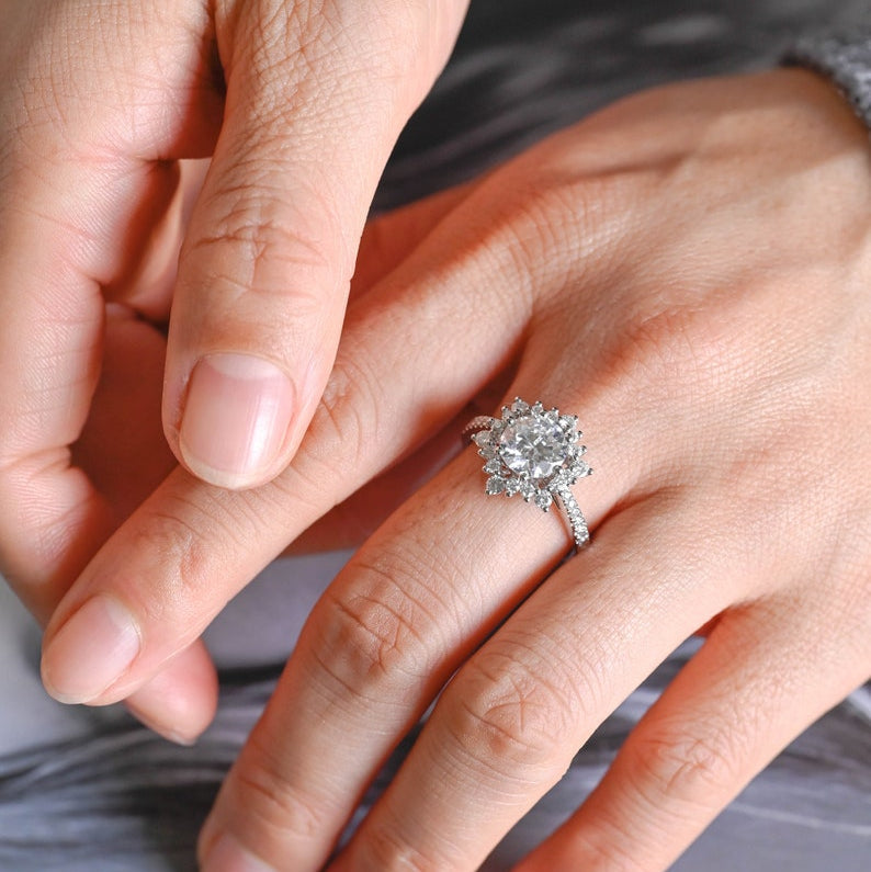 Stunning 0.5 - 1.5 CT Round Moissanite Engagement Ring with Cluster Design 4