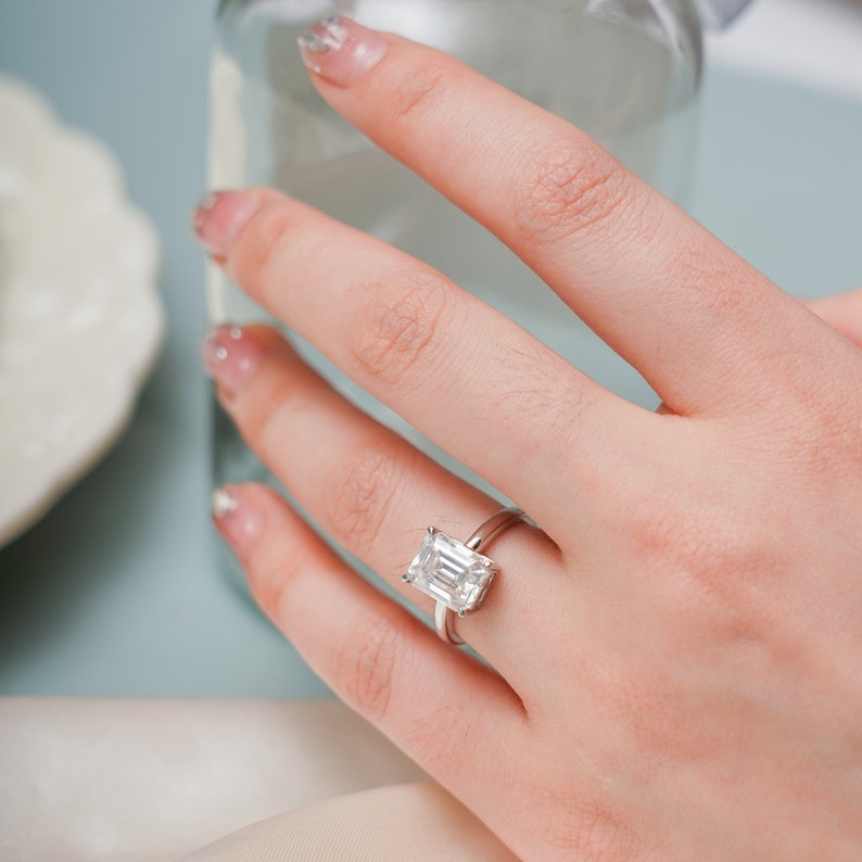 Stunning 1.0 - 2.0 CT Emerald Moissanite Engagement Ring with Solitaire Design 2
