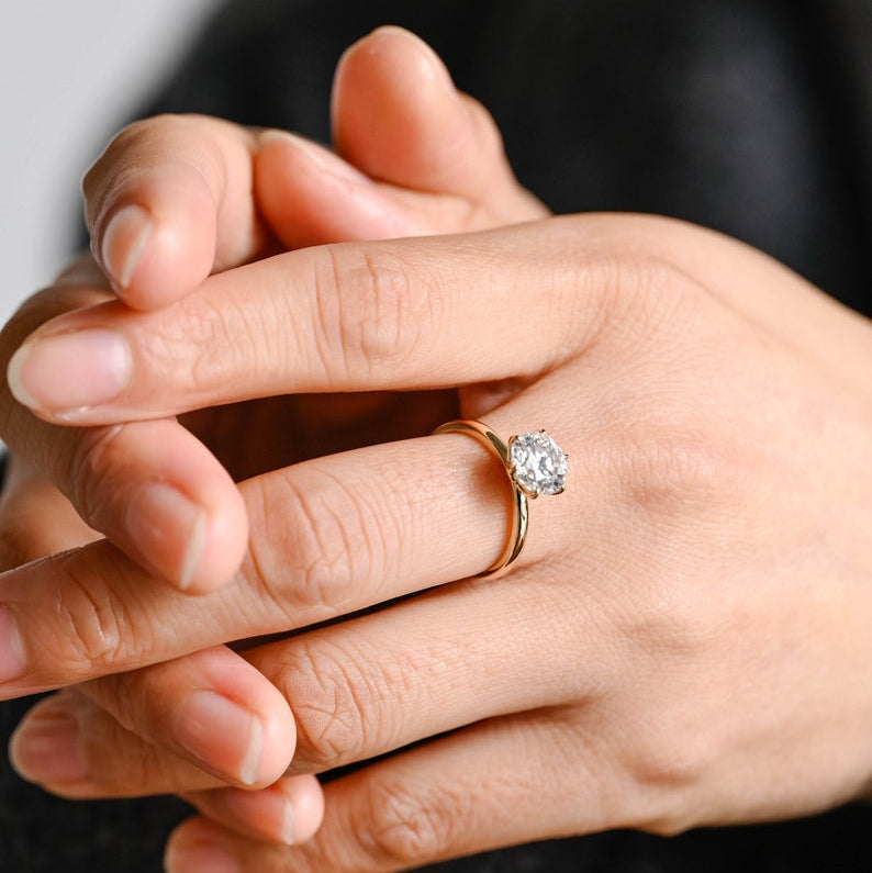 Stunning 0.5 - 1.5 CT Round Moissanite Engagement Ring With Solitaire Design 4