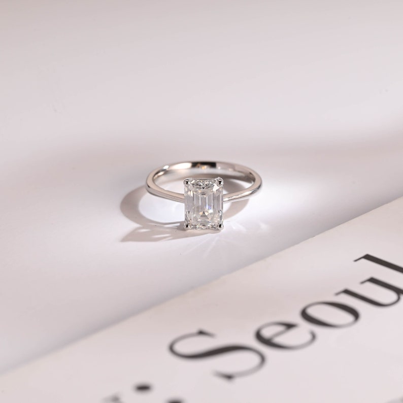 Stunning 1.0 - 2.0 CT Emerald Moissanite Engagement Ring with Solitaire Design 1