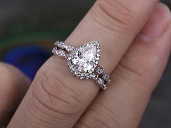 1.0 CT Pear Cut Halo Moissanite Bridal Ring Set