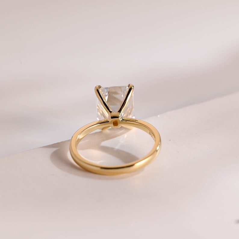 Stunning 1.0 - 2.0 CT Emerald Moissanite Engagement Ring with Solitaire Design 3