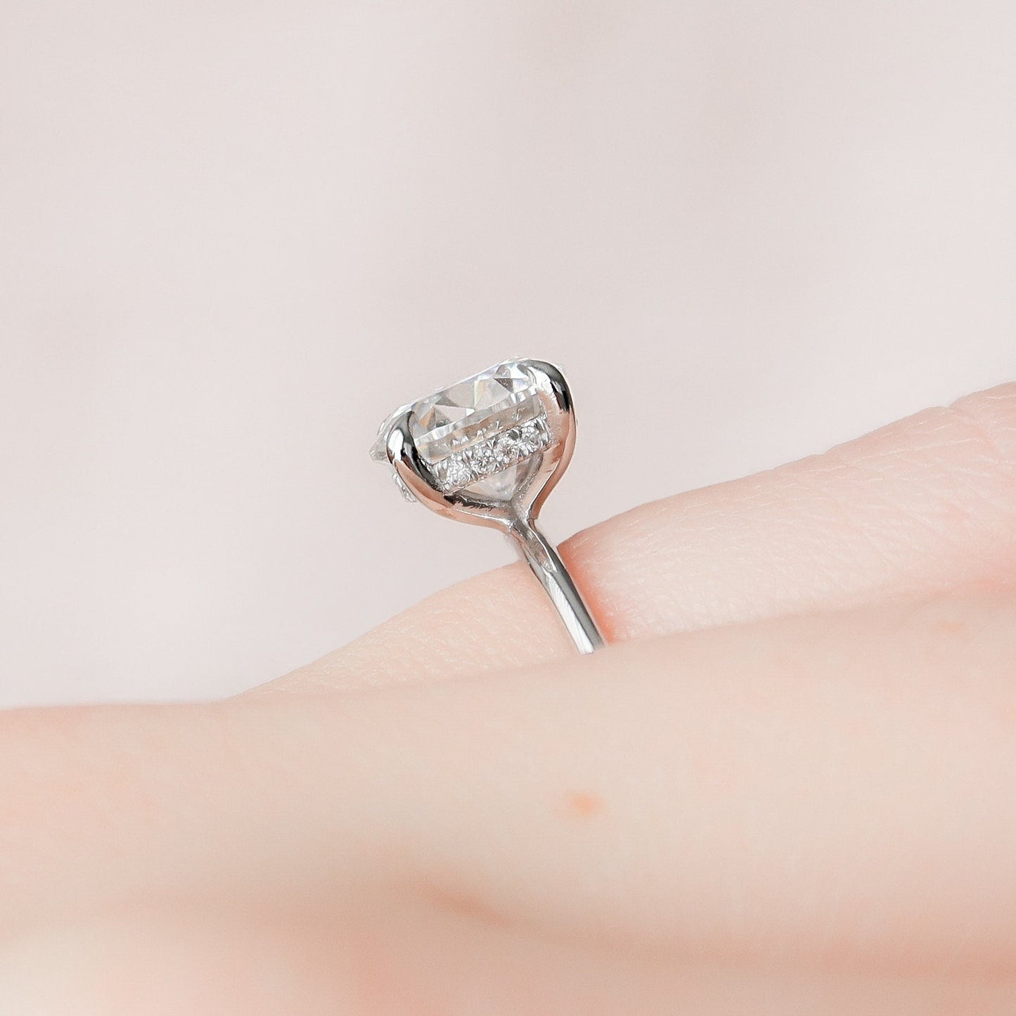 2.0 CT Round Cut Solitaire Style Moissanite Engagement Ring