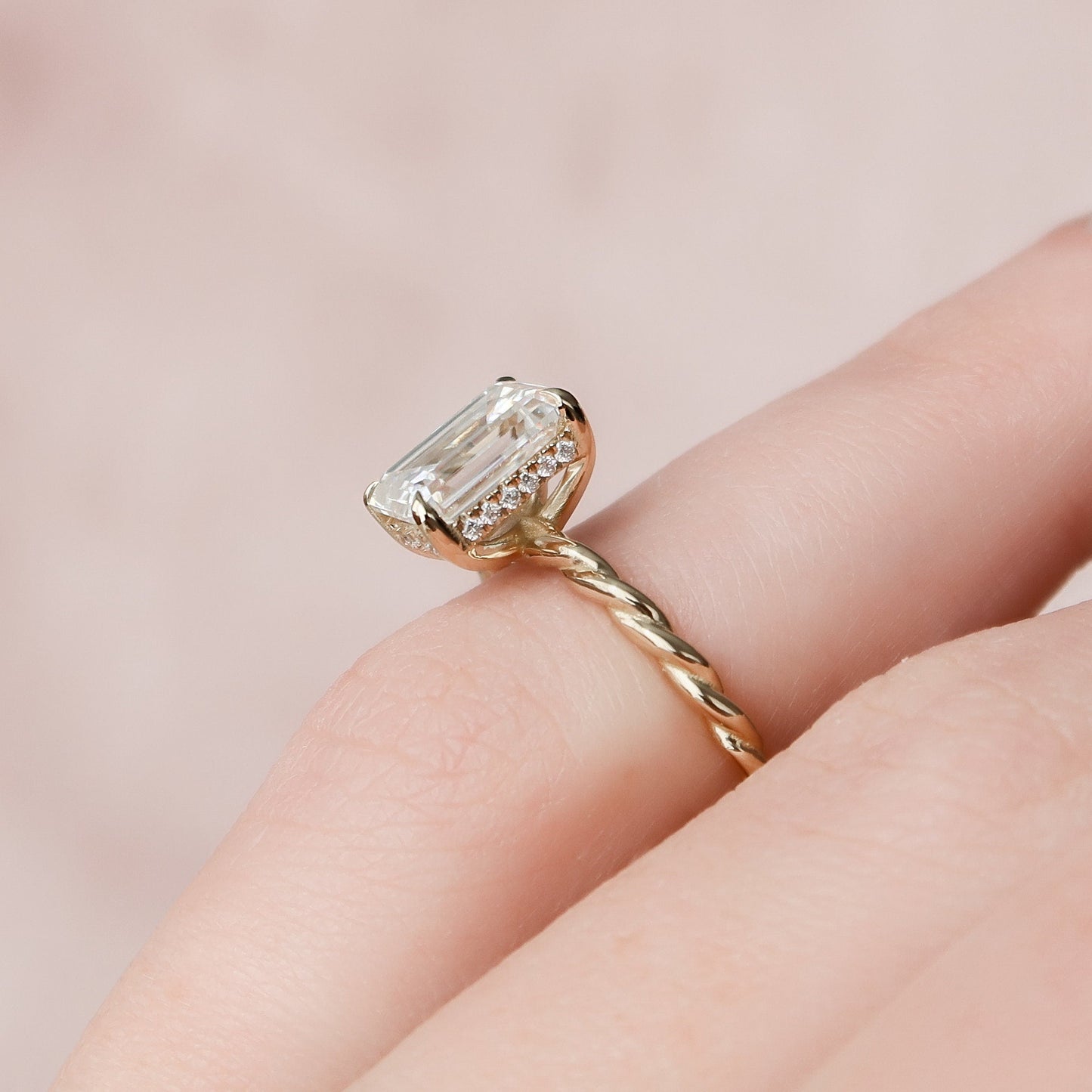 2.0 CT Emerald Twisted Band & Solitaire Moissanite Engagement Ring