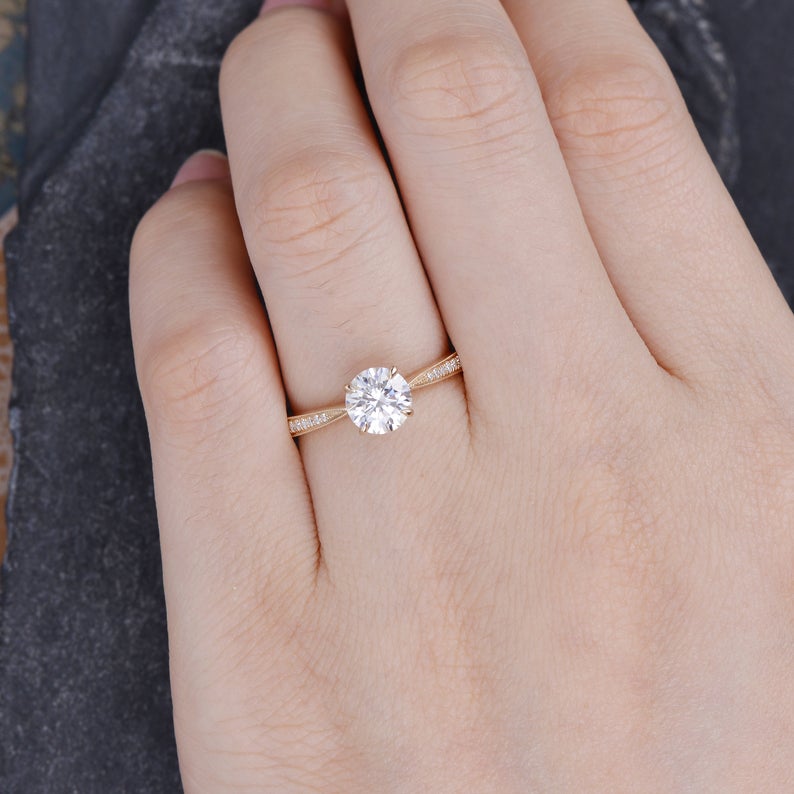 1.0 CT Round Cut Solitaire Moissanite Engagement Ring